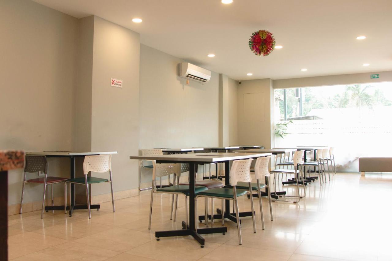Oyo 592 Budget Hotel By The Harbour Padang  Ngoại thất bức ảnh