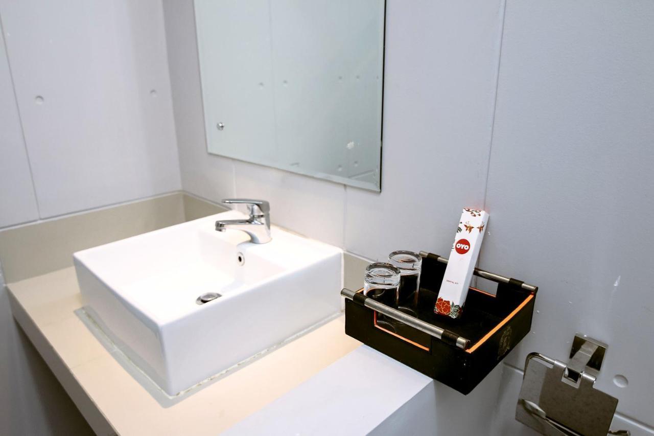 Oyo 592 Budget Hotel By The Harbour Padang  Ngoại thất bức ảnh